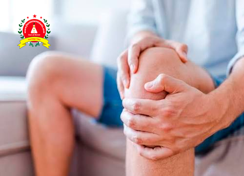Person holding a painful knee, representing joint discomfort and the use of essential oils for natural pain relief and muscle support.